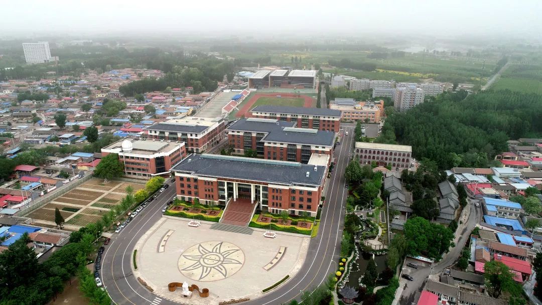 1958年,顺义县划入北京市,学校更名为北京市顺义县牛栏山中学;1963年